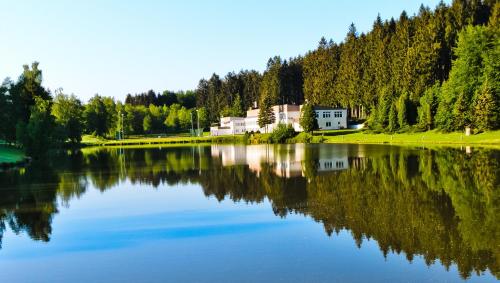 dom nad brzegiem jeziora w obiekcie Hotel Resort Luna w mieście Ledeč nad Sázavou