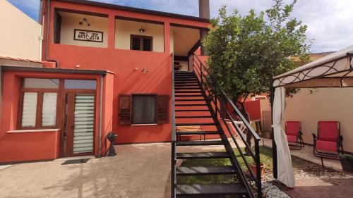 a stairway leading up to a red house at Artista B&B in Càbras