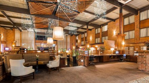 Um restaurante ou outro lugar para comer em Best Western Premier the Central Hotel & Conference Center