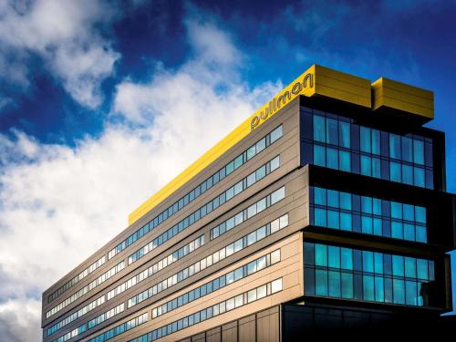 un edificio con un cartello giallo sopra di Pullman Liverpool a Liverpool