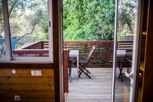 eine Veranda mit einem Tisch und Stühlen auf einer Terrasse in der Unterkunft Casa Castor, Fábrica, Cacela Velha. in Vila Nova De Cacela