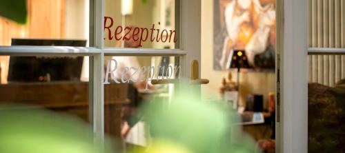 une fenêtre reflétant un panneau du restaurant dans l'établissement Hotel Zur Alten Brücke, à Heidelberg