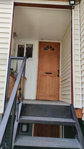 una puerta delantera de una casa con una escalera que conduce a ella en Departamento Cabaña amoblada Puerto Montt, en Puerto Montt