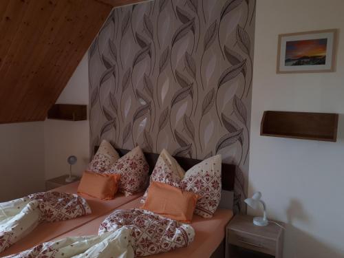 Un dormitorio con una cama con almohadas. en A1 Štart, en Starý Smokovec