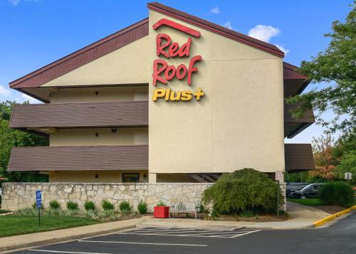 een rood dak moet aan de zijkant van een gebouw tekenen bij Red Roof Inn PLUS+ Washington DC - Manassas in Manassas