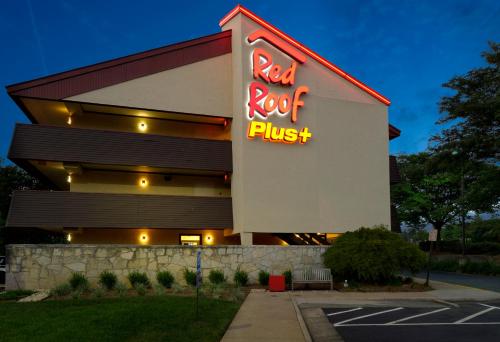 een restaurant met een rood rock flush bord ervoor bij Red Roof Inn PLUS+ Washington DC - Manassas in Manassas