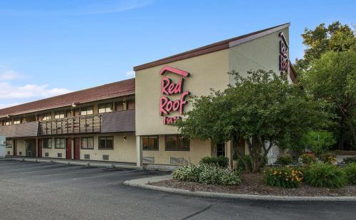 un edificio de hotel con un cartel que lee "Red Roof inn" en Red Roof Inn Detroit - Dearborn-Greenfield Village, en Dearborn