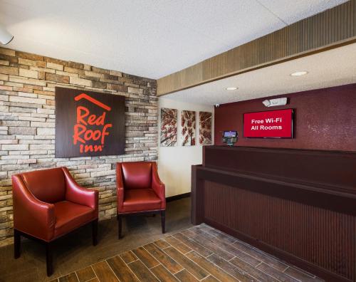 Un lugar para sentarse en Red Roof Inn Indianapolis South