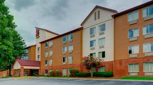 Red Roof Inn PLUS Raleigh Downtown NCSU Conv Center في رالي: تقديم مبنى للفندق