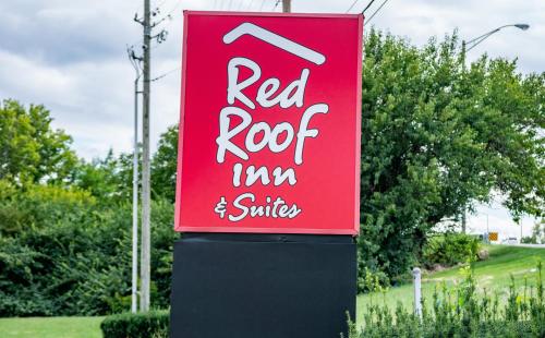 Un certificado, premio, cartel u otro documento en Red Roof Inn & Suites Indianapolis Airport