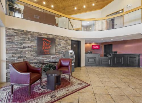 Кухня или кухненски бокс в Red Roof Inn & Suites Cincinnati North-Mason