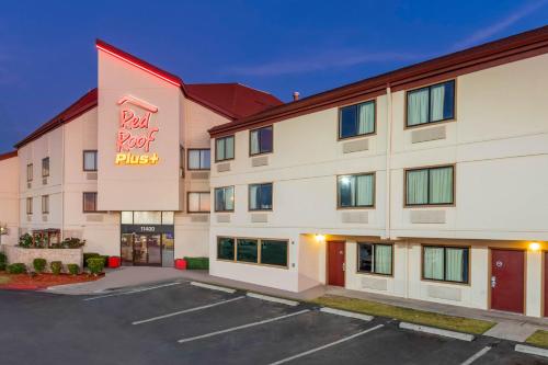 エルパソにあるRed Roof Inn PLUS+ El Paso Eastの駐車場付きのホテルの正面の景色