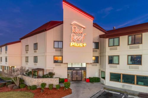 エルパソにあるRed Roof Inn PLUS+ El Paso Eastの赤い屋根の表示