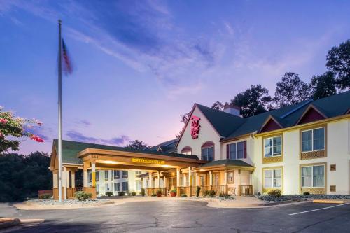 斯塔福德Red Roof Inn & Suites Stafford, VA的大楼前有旗帜的酒店