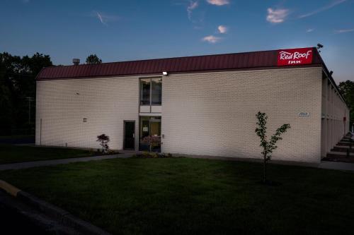 - un bâtiment blanc avec un panneau rouge à louer dans l'établissement Red Roof Inn Dumfries-Quantico, à Dumfries