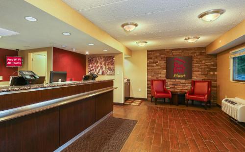 Een zitgedeelte bij Red Roof Inn PLUS+ Washington DC - Oxon Hill