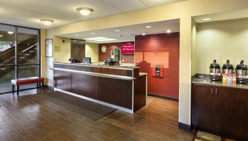 een lobby met een bar met flessen wijn bij Red Roof Inn PLUS+ Washington DC - Oxon Hill in Oxon Hill