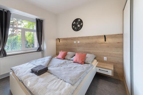 Una cama o camas en una habitación de Apartsee Wellness Plzeň