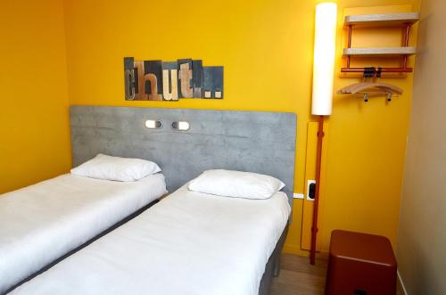 ibis budget Auxerre Centre房間的床