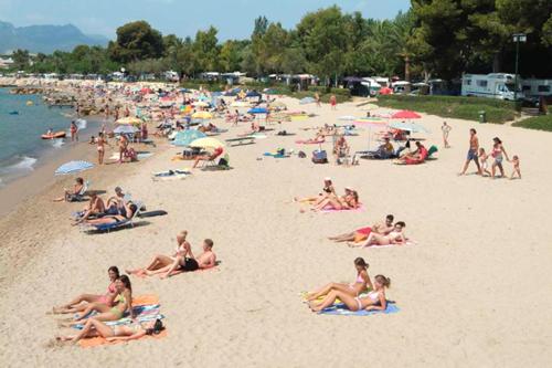 um grande grupo de pessoas numa praia em Mobile Homes by KelAir at Playa Montroig Camping Resort em Tarragona