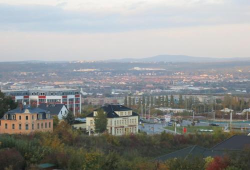 uma paisagem urbana de uma cidade com edifícios e árvores em Pension Luft em Dresden