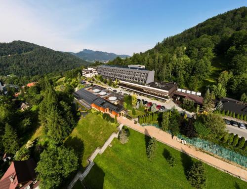 eine Luftansicht eines Hotels mit Bahnhof in der Unterkunft Sanatorium Budowlani Szczawnica in Szczawnica