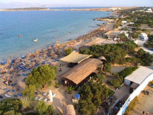 una vista aerea su una spiaggia con un resort di Surfing Beach Huts a Santa Maria