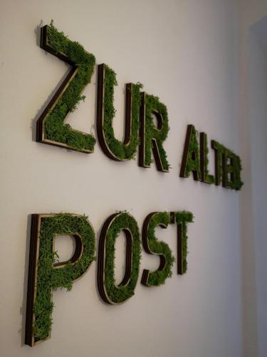 un cartello che dice cinque costi dell'aria appesi a un muro di Zur alten Post Zittau a Zittau