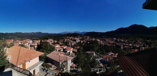 Vista general de una montaña o vista desde la casa de huéspedes