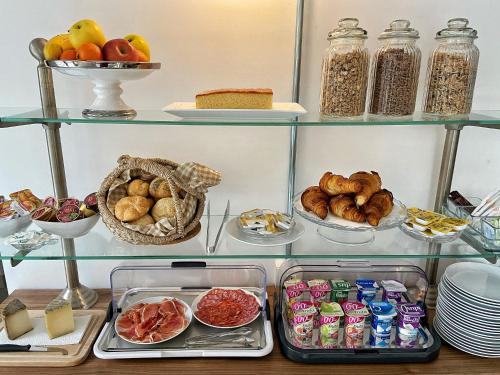 une étagère remplie de nombreux types de denrées alimentaires différents dans l'établissement Hotel 19-30 Valencia, à Valence