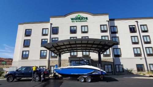 un bateau est garé devant un bâtiment dans l'établissement Wingate by Wyndham Page Lake Powell, à Page