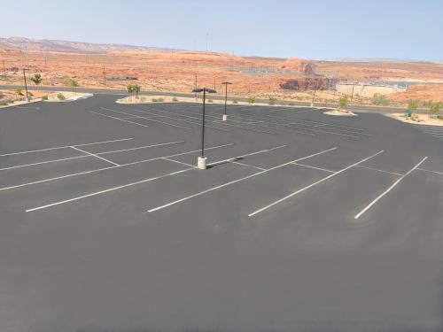 un parking vide dans le désert dans l'établissement Wingate by Wyndham Page Lake Powell, à Page