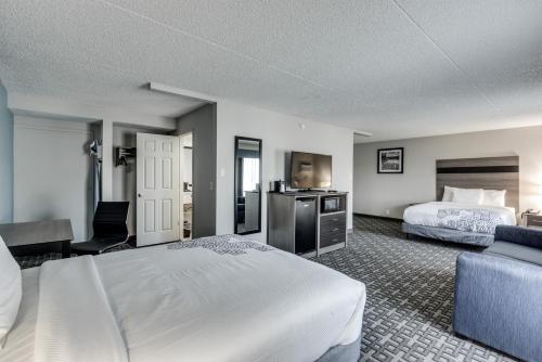 Cama ou camas em um quarto em Days Inn & Suites by Wyndham Spokane