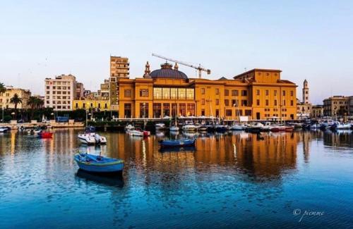 een groep boten in het water voor een gebouw bij Casa di Fló in Bari