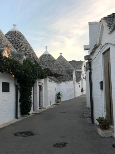 een steegje met witte gebouwen met torens bij Casa di Fló in Bari