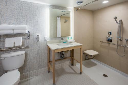 Bagno di Holiday Inn Express & Suites Halifax - Bedford, an IHG Hotel