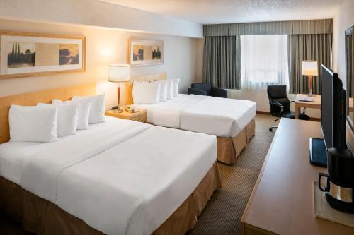 Giường trong phòng chung tại Quality Inn and Suites Montreal East