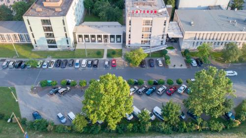 una vista sul tetto di un parcheggio con auto di Hotel Laterum a Pécs