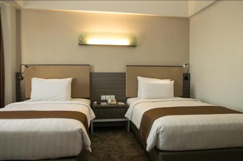 - une chambre d'hôtel avec 2 lits dans l'établissement Swiss-Belhotel Borneo Samarinda, à Samarinda