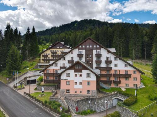 O vedere generală la munți sau o vedere la munte luată de la acest complex