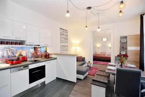 A kitchen or kitchenette at Nobilis Apartman Eger