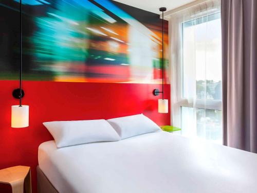 מיטה או מיטות בחדר ב-Ibis Styles Mulhouse Centre Gare