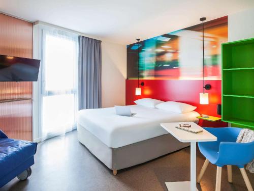 מיטה או מיטות בחדר ב-Ibis Styles Mulhouse Centre Gare