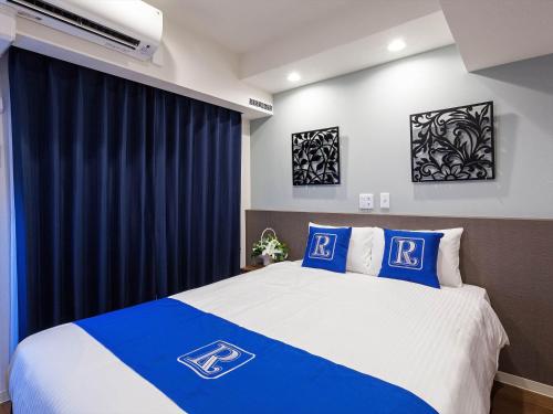 Tempat tidur dalam kamar di Living Inn Asahibashiekimae Premier