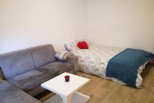 - un salon avec un canapé et une table dans l'établissement Amstetten Apartment, à Amstetten