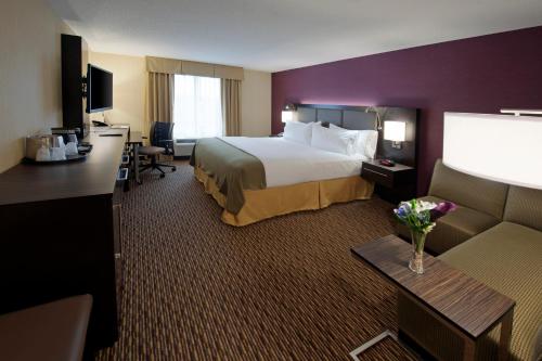 เตียงในห้องที่ Holiday Inn Express Hotel & Suites Clearfield, an IHG Hotel