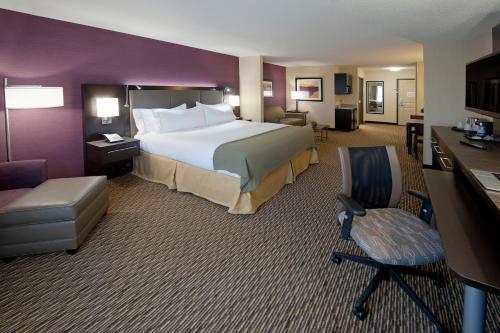 เตียงในห้องที่ Holiday Inn Express Hotel & Suites Clearfield, an IHG Hotel