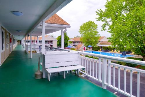 Un balcón o terraza en Rodeway Inn Orleans - Cape Cod