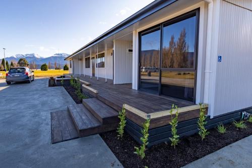 un ponte sul lato di un edificio di Dusky Motels a Te Anau