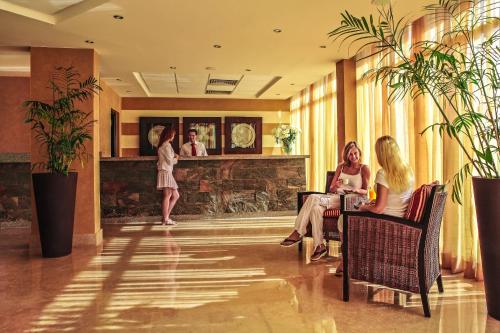 twee vrouwen in stoelen in een hotellobby bij Solymar Ivory Suites in Hurghada